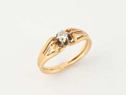 Solitaire ring in yellow and white gold (750)...