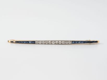 Barrette brooch in yellow gold (750) centered...