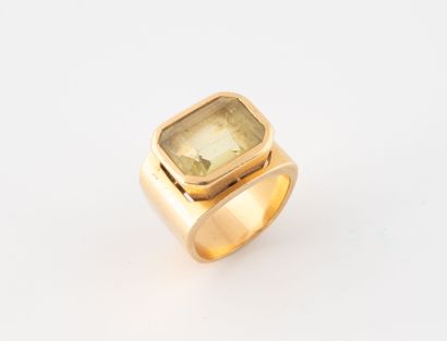 Yellow gold (750) signet ring set with an...