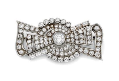 Broche plaque en platine (950) stylisant...