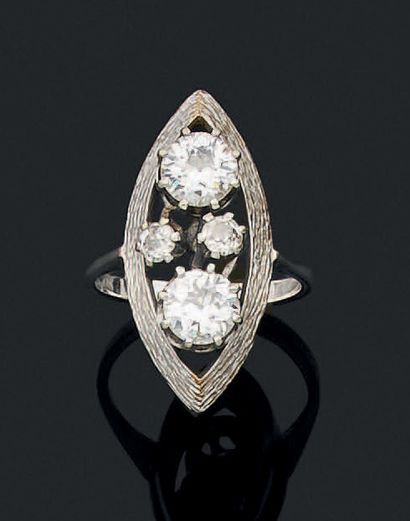 Bague de forme marquise en or gris (750)...