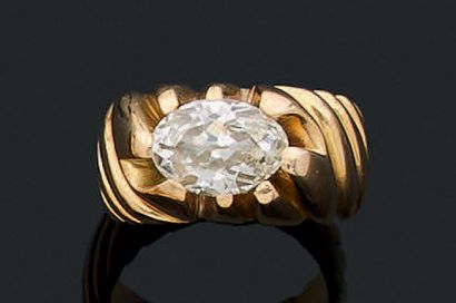 Bague de forme jonc à godrons tors en or...