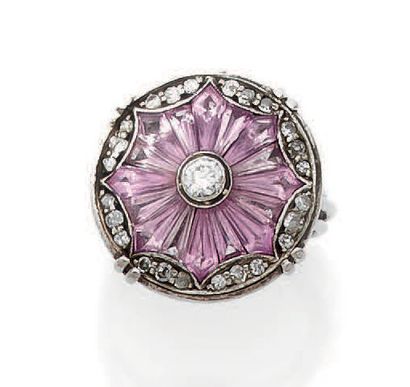 Amusante bague en or gris (750) de forme...