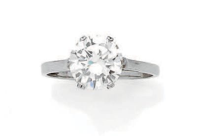 Bague solitaire en platine (850) ornée d'un...