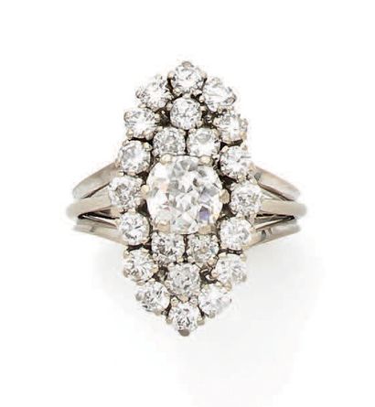 Belle bague marquise en filins d'or gris...