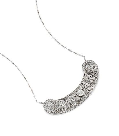 Collier en platine (850) formé d'une chaîne...