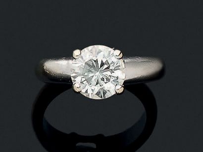 Bague solitaire en or gris (750) ornée d'un...