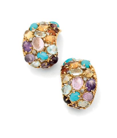 Belle paire de boucles d'oreilles en or jaune...