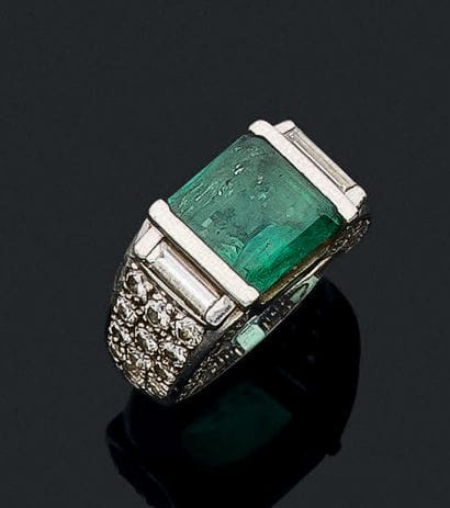 Importante bague jonc à pans coupés en platine...