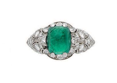 Élégante bague en platine (750) centrée d'une...