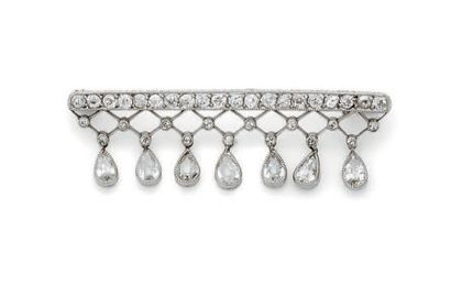 Délicate broche barrette en platine (850)...