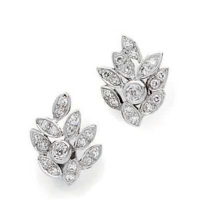 Paire de clips d'oreilles en or gris (750)...