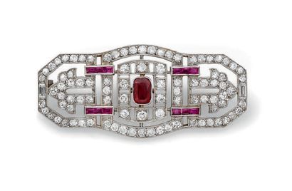 Jolie broche plaque ajourée en or gris (750)...