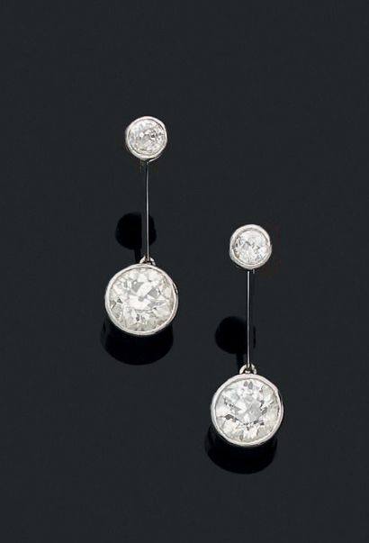Paire de pendants d'oreilles en platine (850)...