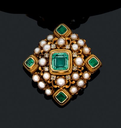 Pendentif en or jaune (750) de forme losangique...