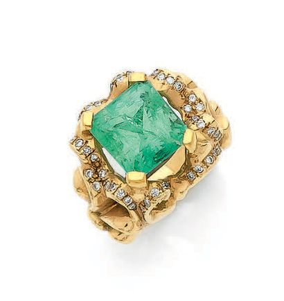 Importante bague en or jaune (750) à décor...