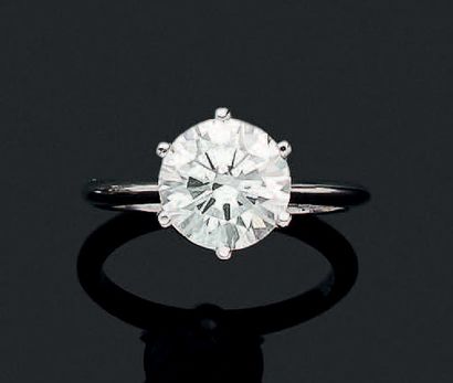 Belle bague solitaire en or gris (750) ornée...