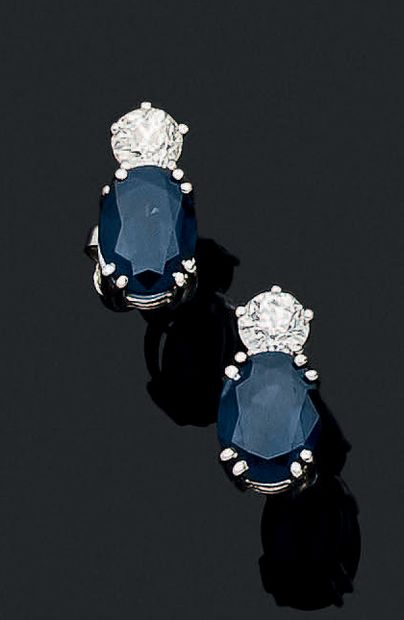 Paire de clous d'oreilles en or gris (750)...