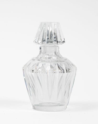 BACCARAT
Flacon couvert.
En cristal taillé....