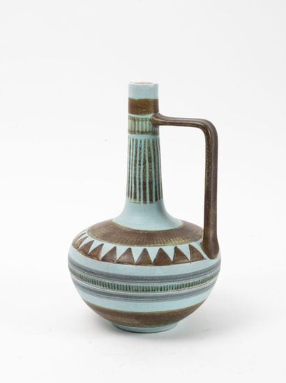 Marcel GUILLOT (XXème siècle)
Vase with handle.
Glazed...