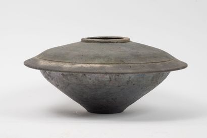 Vase.
Ceramic.
17 x 36 cm.
Firing defect...