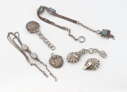 Lot de quatre bijoux en argent (800) comprenant...