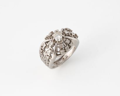 Bague dôme en platine (850) ajourée, centré...