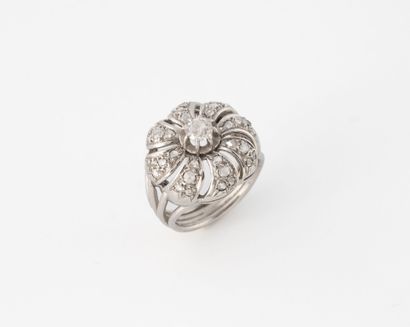 Bague en platine (850) ajourée formant une...