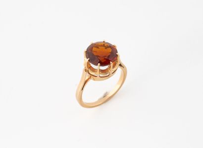 Bague en or jaune (750) orné d'une citrine...