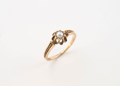 Small solitaire ring in yellow gold (750)...