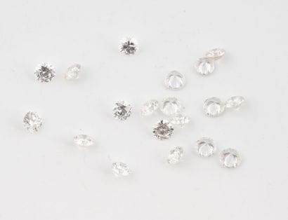 Lot of 19 diamonds on paper.
Total weight:...