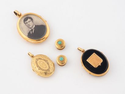 Lot in yellow gold (750) including :
- A...
