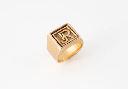 Yellow gold (750) signet ring with double...