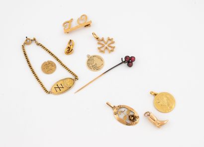 Lot of jewelry and debris in yellow gold...