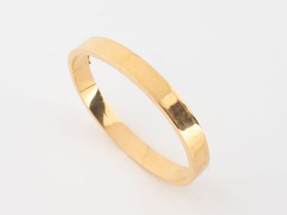 Bracelet jonc rigide semi ouvrant en or jaune...