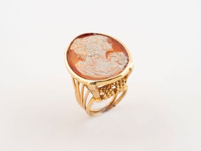 Yellow gold (750) ring with cameo and woman's...