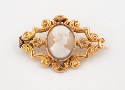 Small pink gold (750) openwork brooch with...