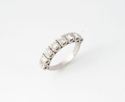 Band ring in platinum (950) set with a line...