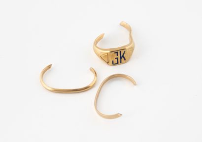 Débris de trois bague en or jaune (750) dont...