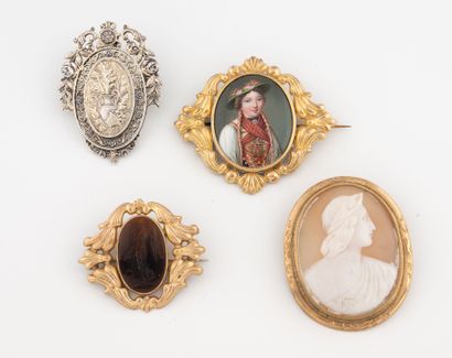 Quatre broches en métal doré ou argenté :
-...