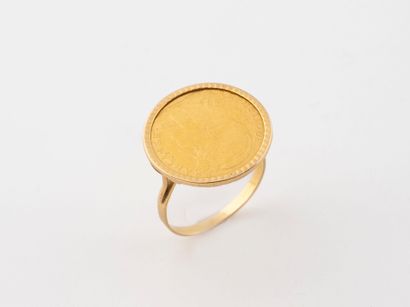 Bague en or jaune (750) orné d'une pièce...