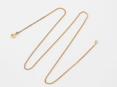 Yellow gold (750) forçat chain. 
Spring-ring...