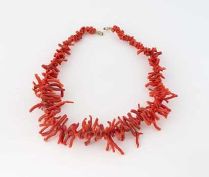 Collier de brins de corail rouge.
Fermoir...