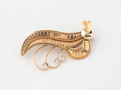 Small yellow and white gold (750) brooch...