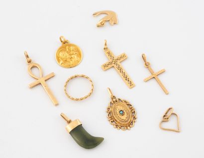 Lot in yellow gold (750) including :
- Three...