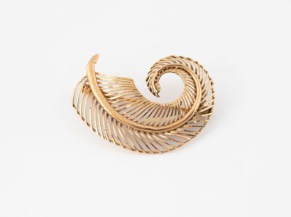 Yellow gold (750) openwork feather brooch.
Pin...