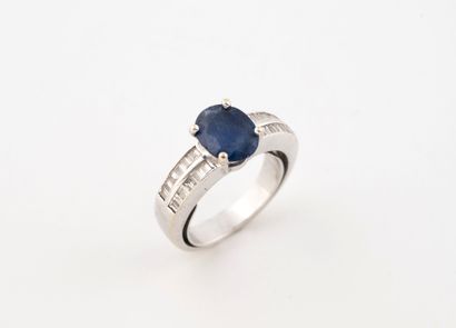 Bague en or gris (750) ornée d'un saphir...