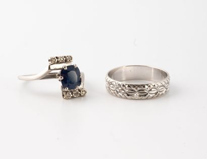 Deux bijoux en or gris (750) :
- alliance...