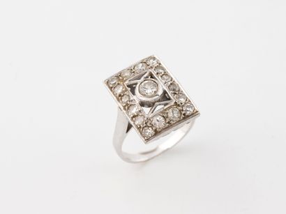 A white gold (750) ring with openwork rectangular...