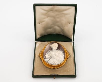 Important cameo brooch in yellow gold (750)...